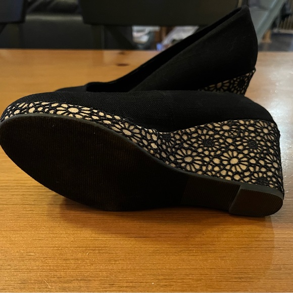 Maurices Floral Wedge, Size 7.5, Like New - Picture 2 of 3